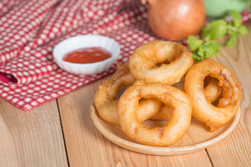 Fried onion rings with sauce.