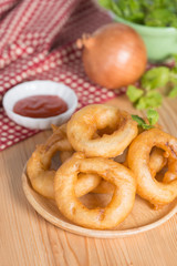 Fried onion rings with sauce.