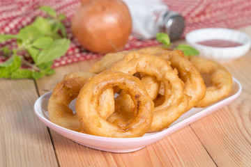 Fried onion rings with sauce.