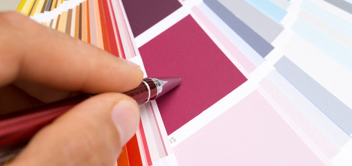 Designer wählt eine Farbe aus | Farbfächer