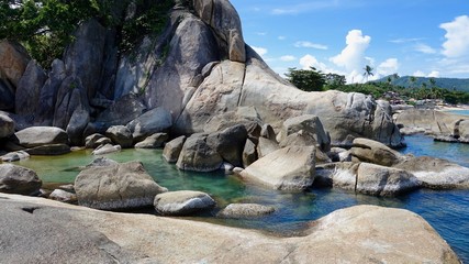 Fototapeta na wymiar Felsformationen und Küstenlandschaft in Thailand auf Ko Samui