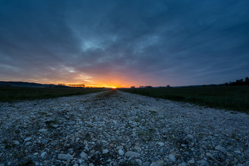 Feldweg mit Sonnenaufgang