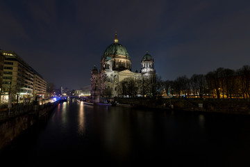 Fototapeta na wymiar Der Berliner Dom am Abend