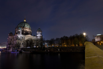 Fototapeta na wymiar Der Berliner Dom am Abend