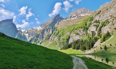Fototapeta na wymiar Bergpanorama im Alpstein, Ostschweiz