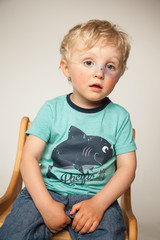 Kind hat einen blauen Fleck