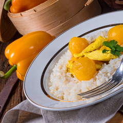 Chicken strips with rice and sweet mirabelle in curry sauce