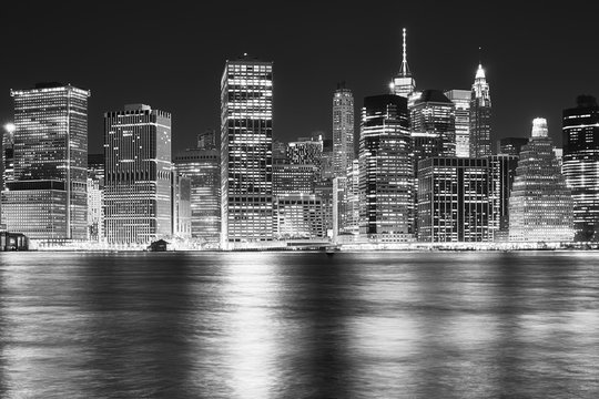Fototapeta Czarny i biały obrazek Manhattan linia horyzontu przy nocą, Miasto Nowy Jork, usa.