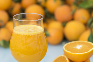 Copa con zumo de naranja natural recién exprimido