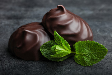 Marshmallow in chocolate and mint