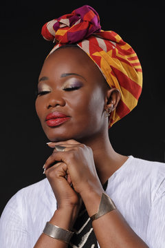 jolie femme noire africaine souriant avec foulard dans les cheveux