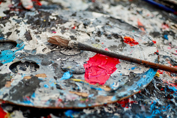 artist's palette and brush © PHOTOLIFESTYLE