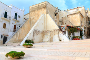 Italy, Foggia, Apulia, SE Italy, Gargano National Park,Vieste. Old  white washed-houses, Over looking the neighborhood plaza.
