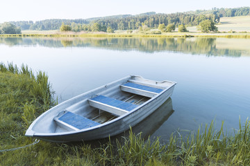 Blaues Holz Boot am Ufer eines Flusses