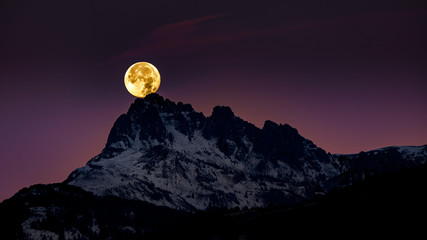 Coucher de Lune sur les montagnes - Full Moon Sunset over the mountains © Pascal Fraboul