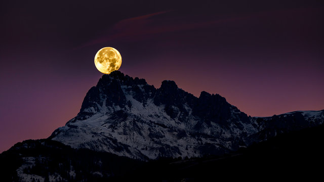 Coucher de Lune sur les montagnes - Full Moon Sunset over the mountains