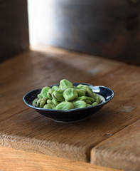 器に入ったソラマメ