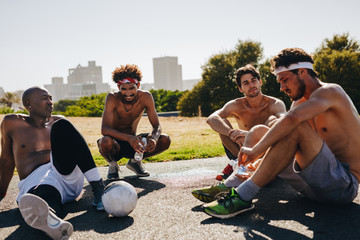 Obraz premium Men relaxing during a football game