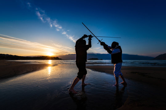 Schwertduell bei Sonnenaufgang