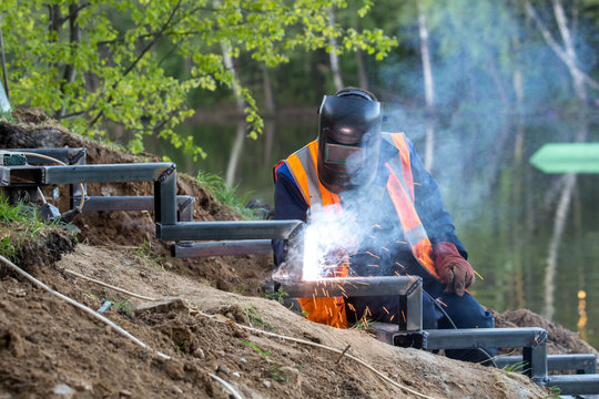 Electric welding of a metal ladder