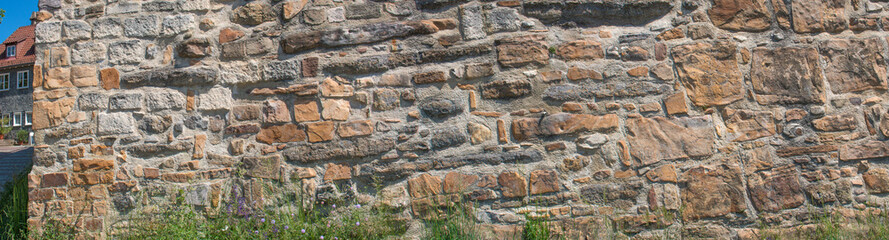 Hintergrund – Natursteinmauer mit eckigen Steinen Panoramaaufnahme