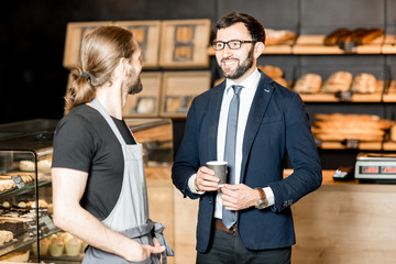 Obraz premium Businessman with barista in the shop