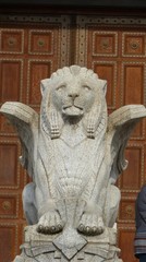 Statue lion ailé Basilique Notre Dame de Fourvière Lyon
