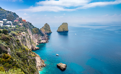 Obraz premium Faraglioni rocks view from Giardini di Augusto in Capri, Italy.