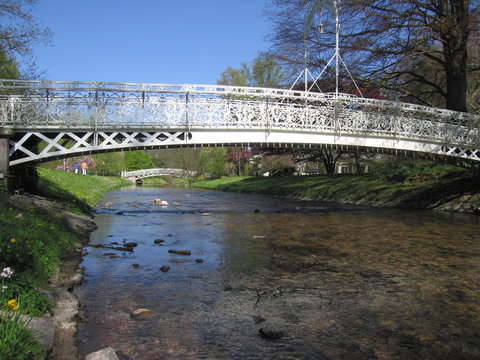 Schmiedeeisener Br&uuml;cken Lichtentaler Allee in Baden-Baden &uuml;ber die Oos.
