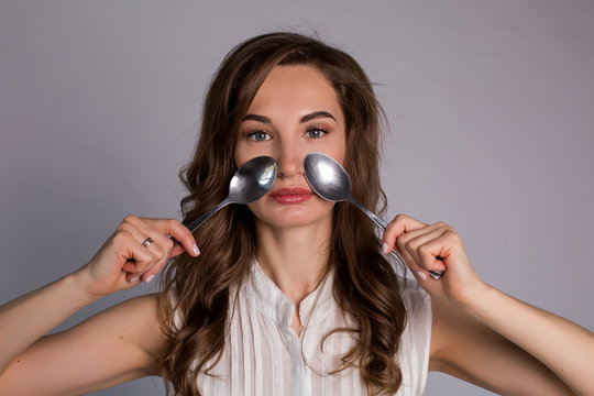 girl doing therapy with tablespoons