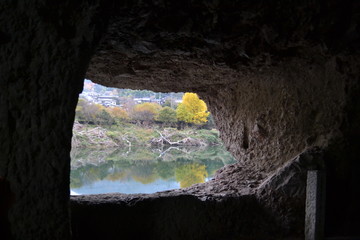 トンネルと川と紅葉