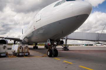 Obraz premium Passagierflugzeug in Parkposition am Gate