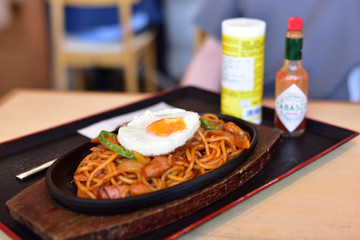 日本の名古屋の鉄板ナポリタン