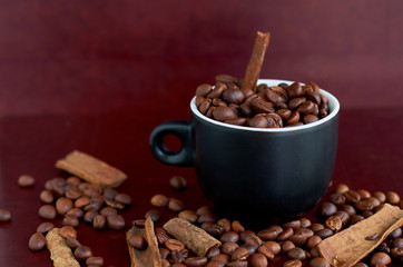coffee beans, black Cup and cinnamon