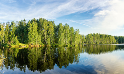 летний пейзаж на Уральской реке с лесом на берегу, Россия, июнь