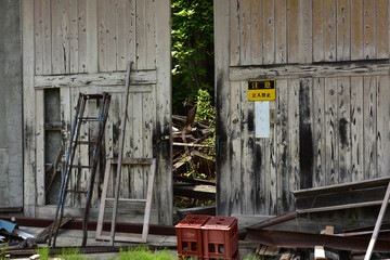 日本の山の中の廃虚