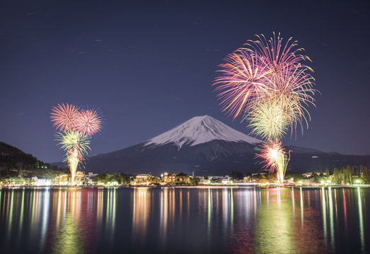 河口湖に上がる花火と富士山