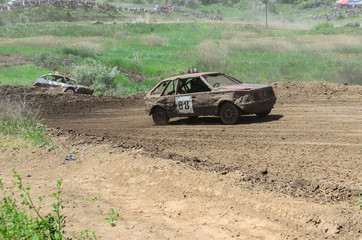 Plakat Race of the old wrecked cars. Rally on the open air with dust