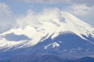 Fototapeta na wymiar 雲隠れの富士