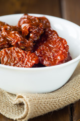 Pomodori secchi su tavolo di legno