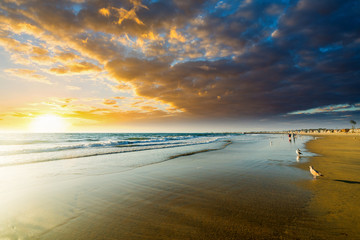 Obraz premium Dark clouds over Newport Beach at sunset