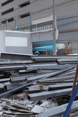 ビルの建設現場クレーンでビルを建てる