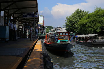 Naklejka premium バンコク センセープ運河のボート 市民の足