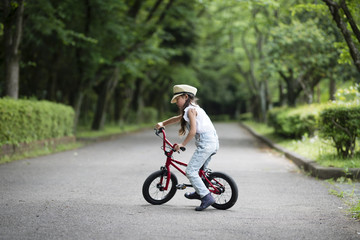 自転車に乗る女の子