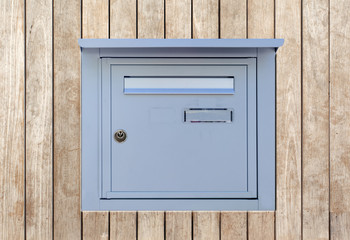 boîte aux lettres incrustée dans panneau bois 