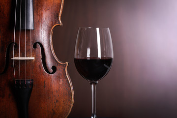 Obraz premium Violin waist detail with glass of wine