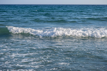 Obraz premium Waves near the Shoreline: Summer Vacation Concept