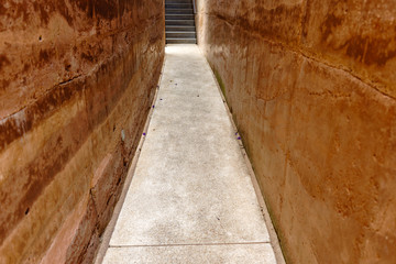 Obraz premium Walls around the corridor on outdoor it very hot.