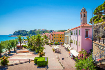Mooie straat en traditionele gebouwen van Savona, Ligurië, Italië