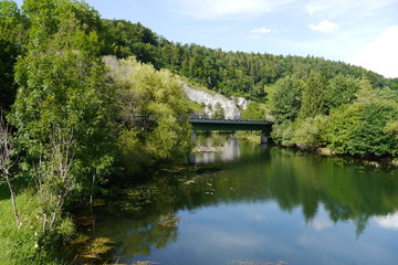 Fototapeta na wymiar Felsen und Straßenbrücke über die Donau bei Gutenstein.